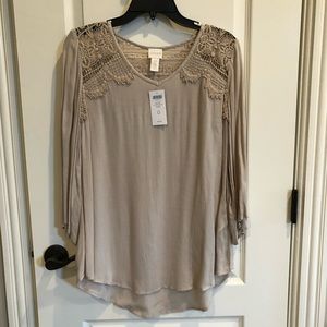 Long sleeved women’s lacy top.  Size O